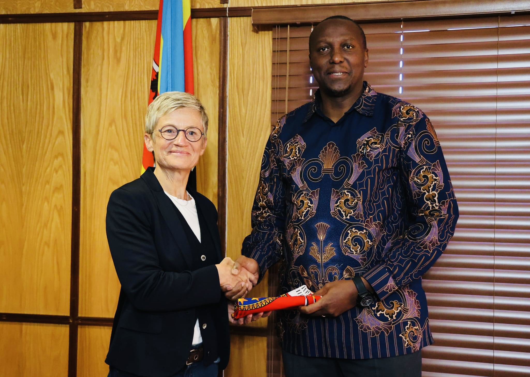 Prime Minister Russell Mmiso Dlamini ends King’s “mudze kunabobonkhe” praises,PM taller than Mswati.