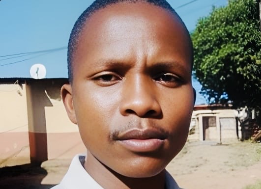 Lobamba Police assault Thembinkhosi Nhlengetfwa for cheating on his wife Phindile Magagula, female cops laugh saying “wedzelela emaphoyisa”.