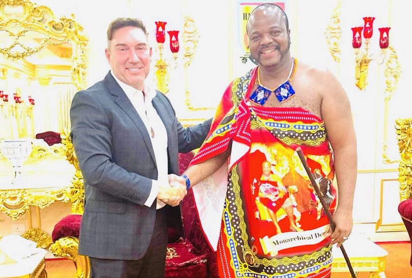Mswati meets and smiles with South African businessman Van Niekerk who allegedly looted R340million emaSwati monies at Ecsponent,Spokesperson says King has open door policy.