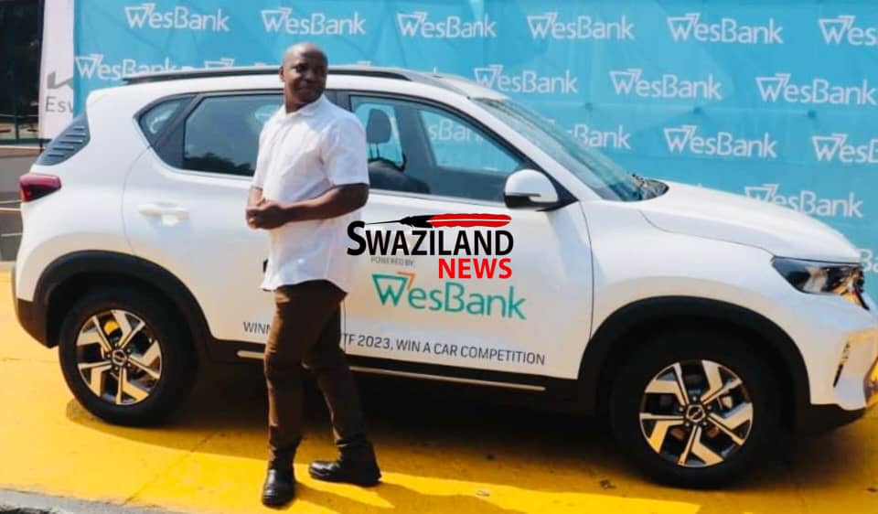 Commerce Minister Mancoba Khumalo hands over R380,000.00 FNB sponsored Kia Sonet to Trade Fair winner Sibongseni Nxumalo.