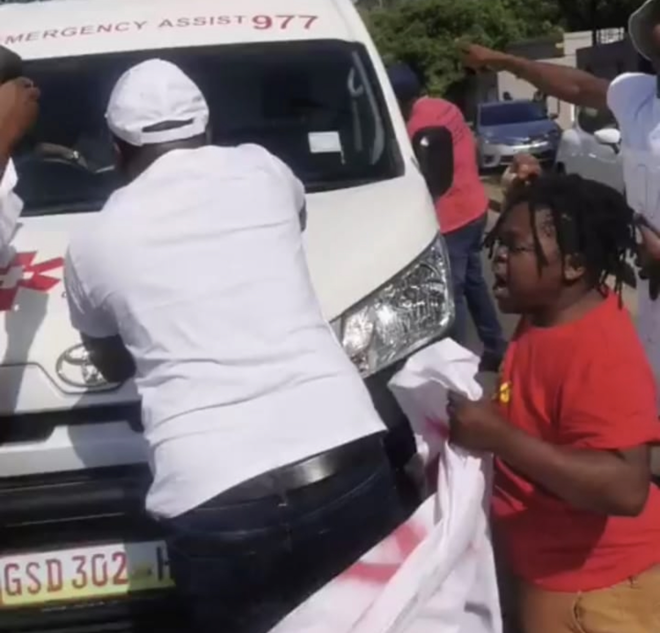 Critical Prince Sihlangusemphi was wrapped with umgacambongolo inside Ambulance.