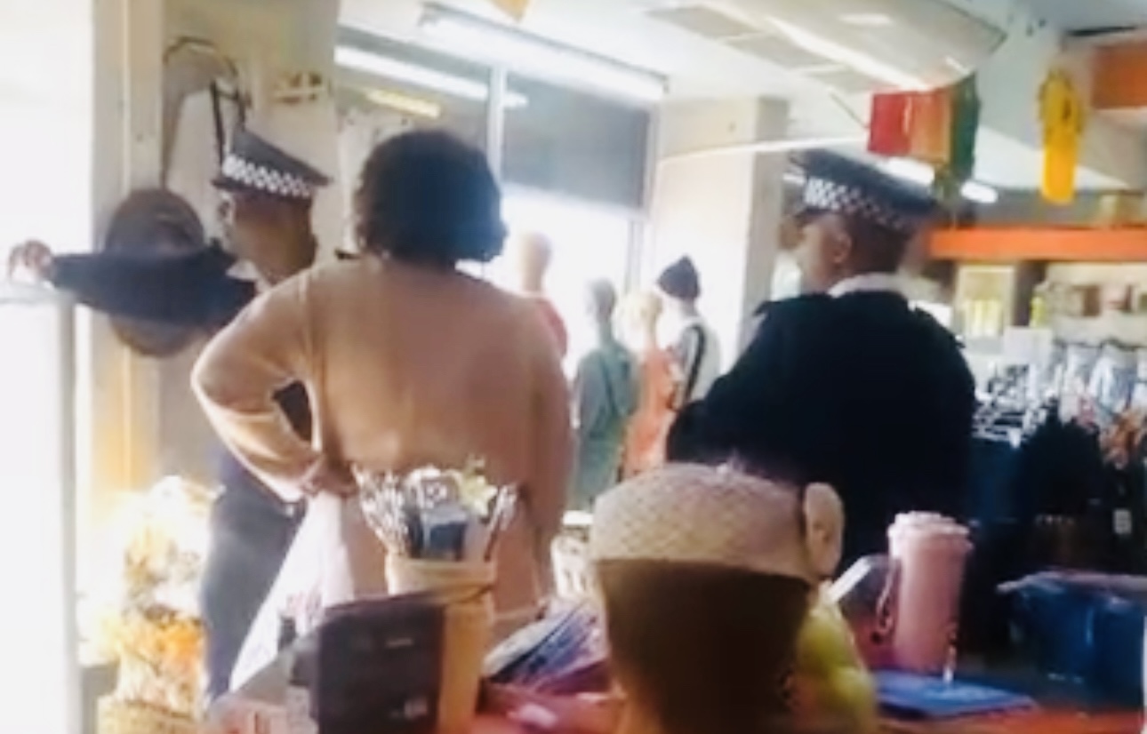 “Ningacali nilingeke nigange konkhe sekuphumela ebaleni nyalo nge-Swaziland News niyibonile leya Isaac Magagula?”, former Hhohho MP Nokunceda Bujela warns police at Manzini Waste Centre.