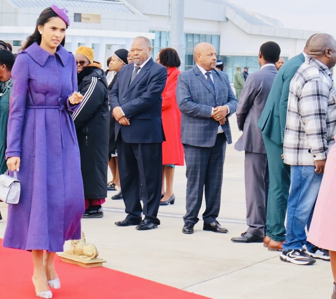 ‘ESWATINI CULTURE’:Cabinet Ministers Owen Nxumalo, Mduduzi Matsebula and others look on the other side to avoid eye contact with King Mswati’s wife Inkhosikati LaMagongo as Thambo Gina admires her beauty.